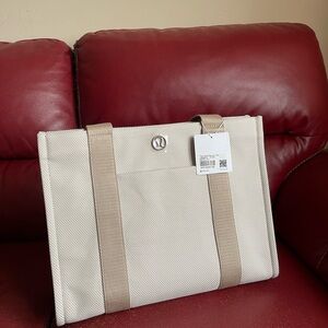 ❌SOLD❌Lululemon two toned tote 10L in Mojave Tan